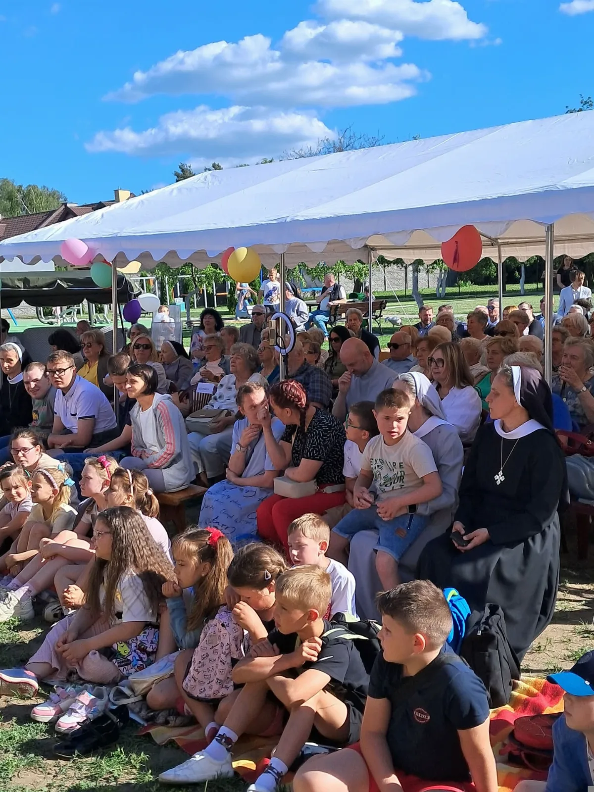 Dzieci i seniorzy w Ogrodach Specjalnego Ośrodka Wychowawczego