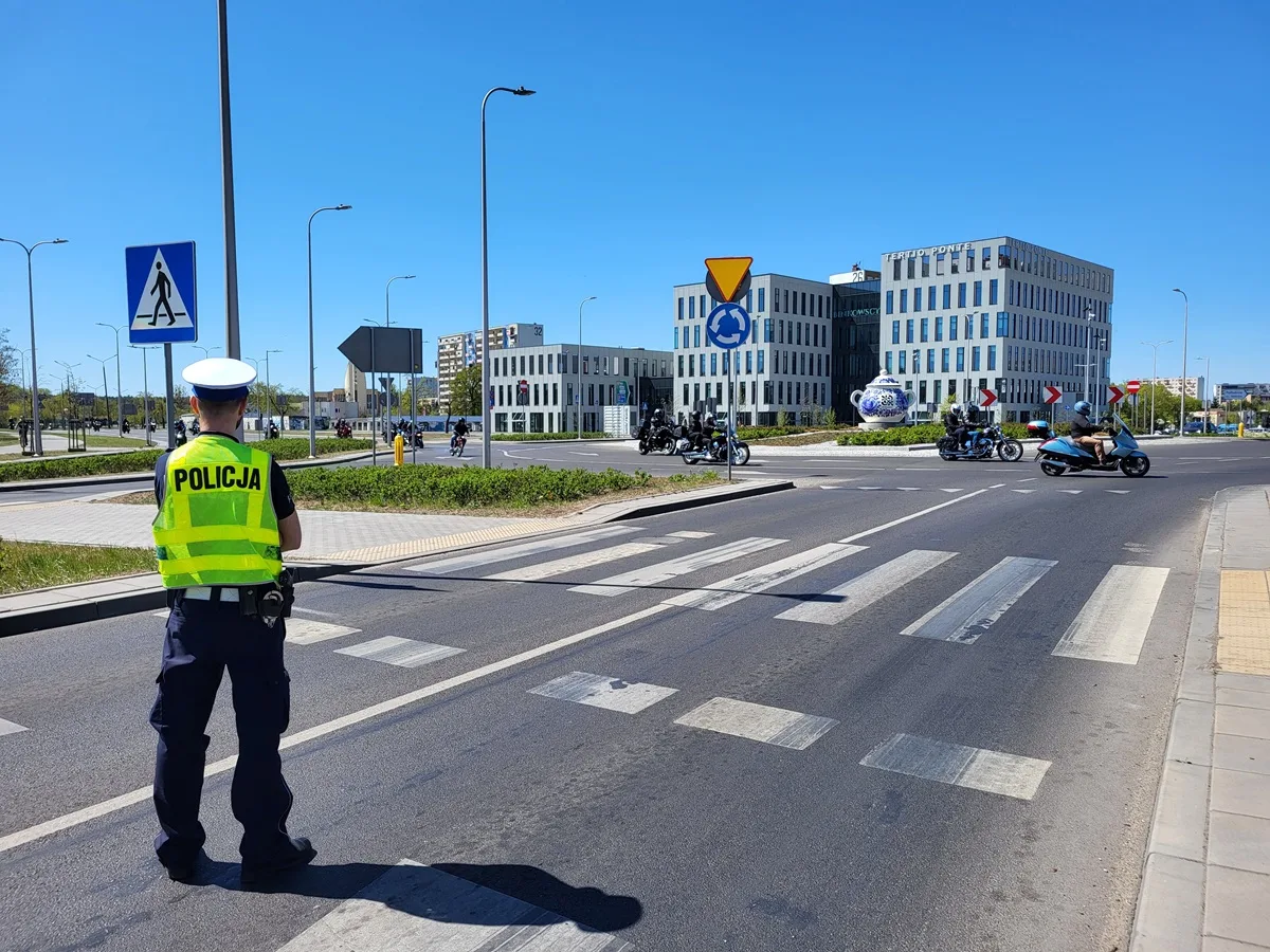 Inauguracja sezonu lotniczego i motocyklowego w Kruszynie z udziałem policji