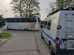 Kontrola autokarów przed wyjazdami dzieci i młodzieży