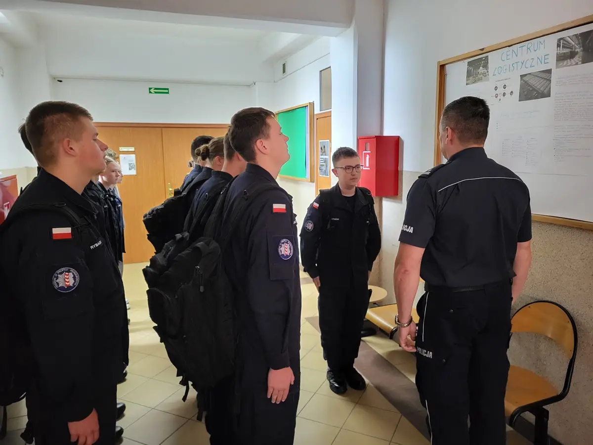 Policjanci z Włocławka prowadzą zajęcia dla uczniów klas mundurowych
