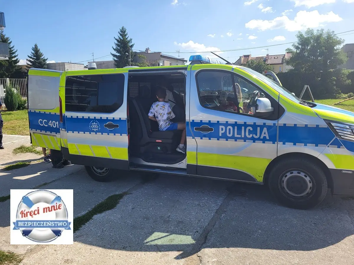 Dzieci z półkolonii odwiedziły policjantów we Włocławku