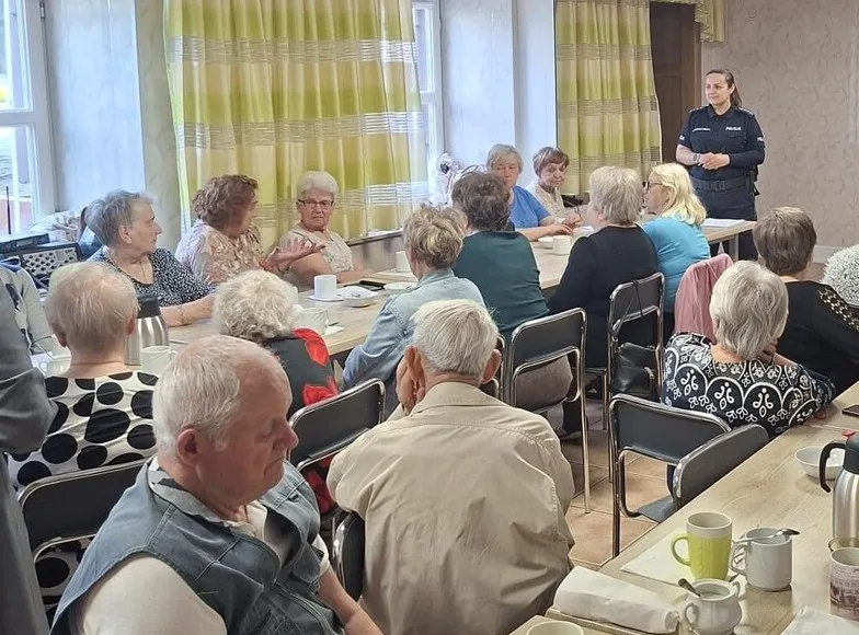 Spotkanie policjantów z seniorami na temat bezpieczeństwa