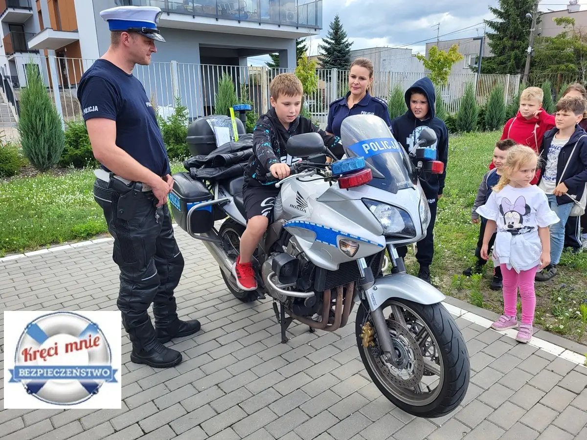 Półkoloniści odwiedzili włocławską komendę policji