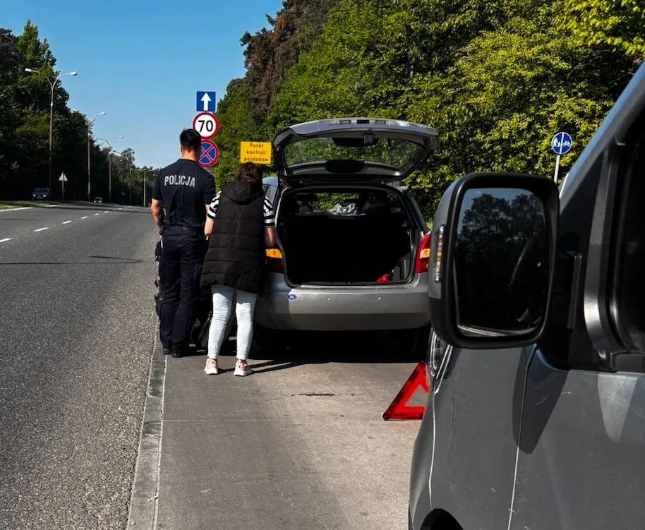 Policjanci pomogli kobiecie w wymianie uszkodzonego koła