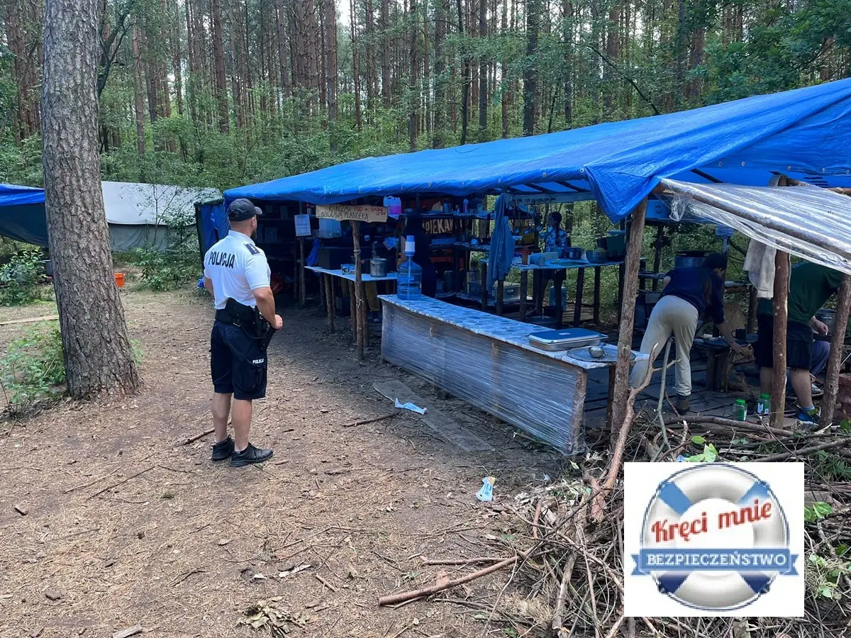 Policjanci z Włocławka edukowali harcerzy o bezpieczeństwie podczas wakacji