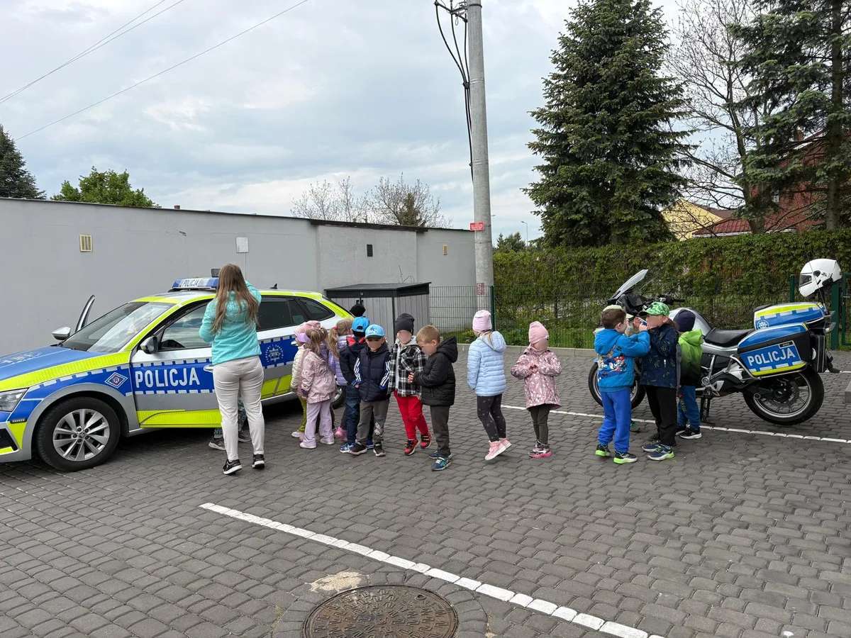 Policjanci odwiedzili przedszkolaków z „Tęczowej Krainy” we Włocławku